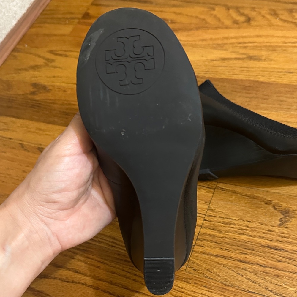 🛍️SALE🛍️ Tory Burch Black Leather Heels with Gold Logo - Picture 4 of 8